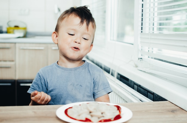 Piccolo bambino espressivo in posa