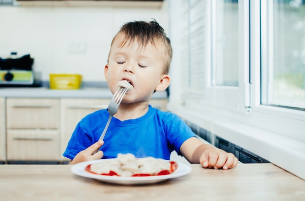 Piccolo bambino espressivo in posa