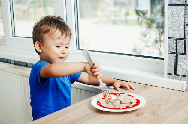 Piccolo bambino espressivo in posa