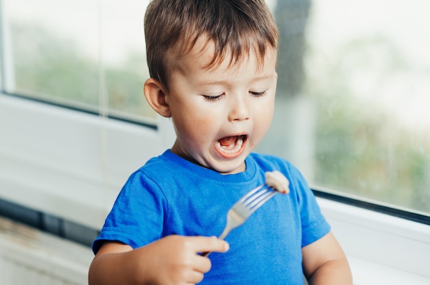 Piccolo bambino espressivo in posa