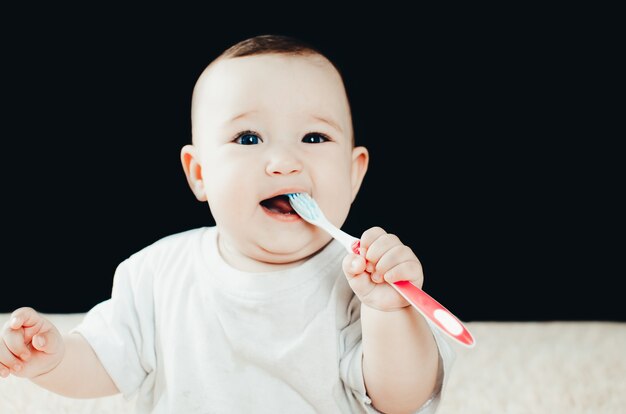 Piccolo bambino espressivo in posa