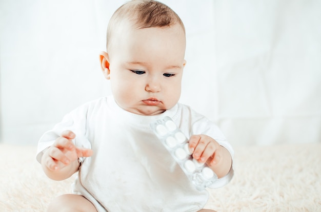 Piccolo bambino espressivo in posa