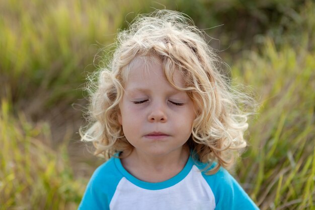 Piccolo bambino godendo di una giornata di sole