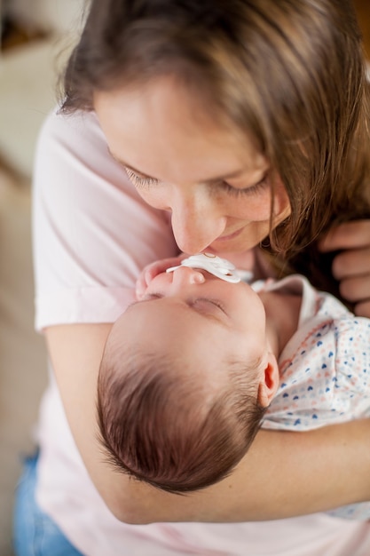 Piccolo bambino nelle mani della madre. Maternità.