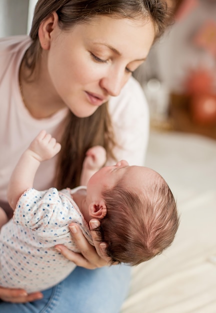 Piccolo bambino nelle mani della madre. Maternità.