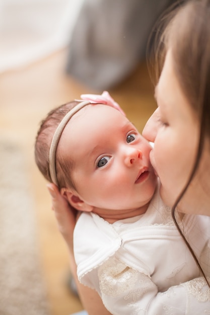 Piccolo bambino nelle mani della madre. Maternità.