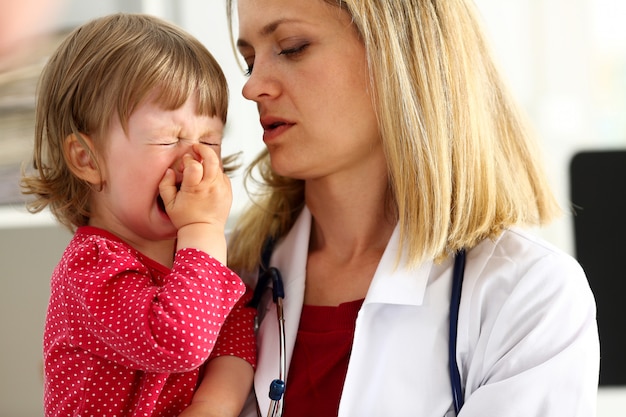 Piccolo bambino spaventato alla reception del medico