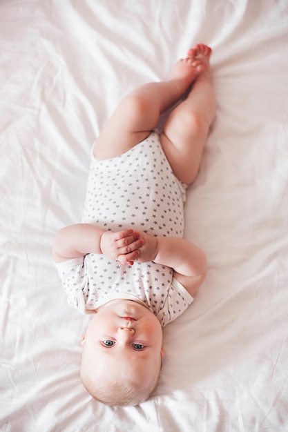 Piccolo bambino sveglio all'interno Ritratto infantile adorabile del primo piano