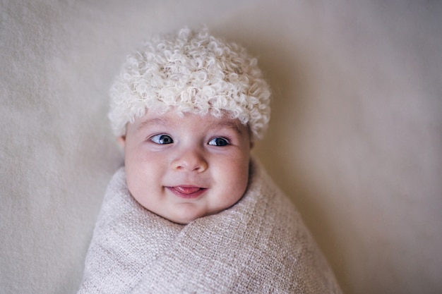 Piccolo bambino sveglio che sorride