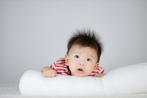 Piccolo bambino sveglio sul letto