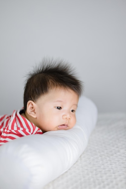 Piccolo bambino sveglio sul letto