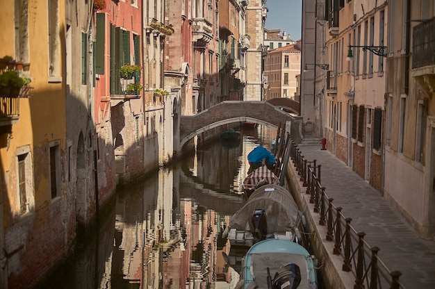 Piccolo canale di Venezia con ponte per attraversarlo in un paesaggio urbano unico e suggestivo!