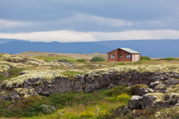 Piccolo cottage in legno nel paesaggio dell'Islanda