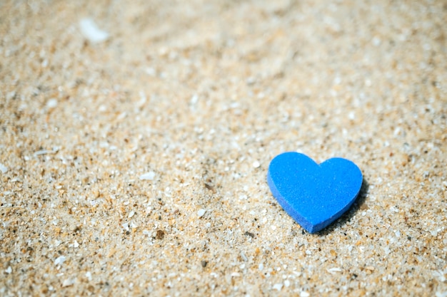 Piccolo cuore con sfondo spiaggia estiva