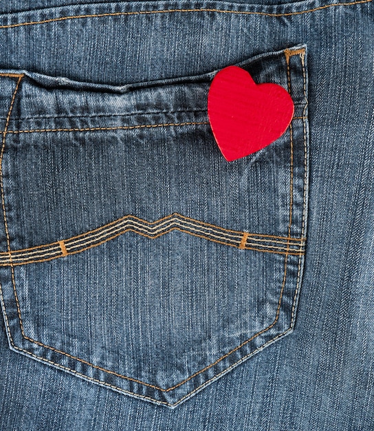 Piccolo cuore rosso nella tasca posteriore dei blue jeans