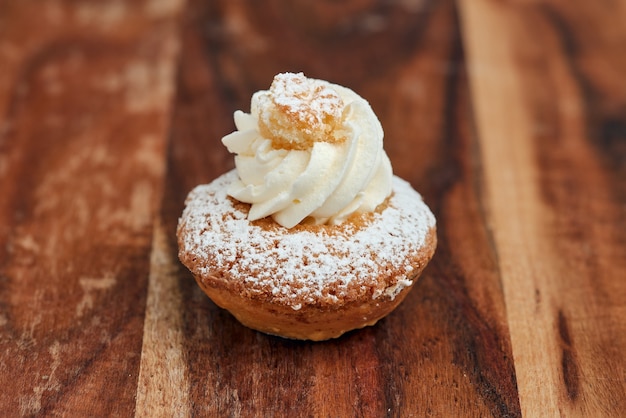 Piccolo dessert di pan di spagna e crema di cocco.