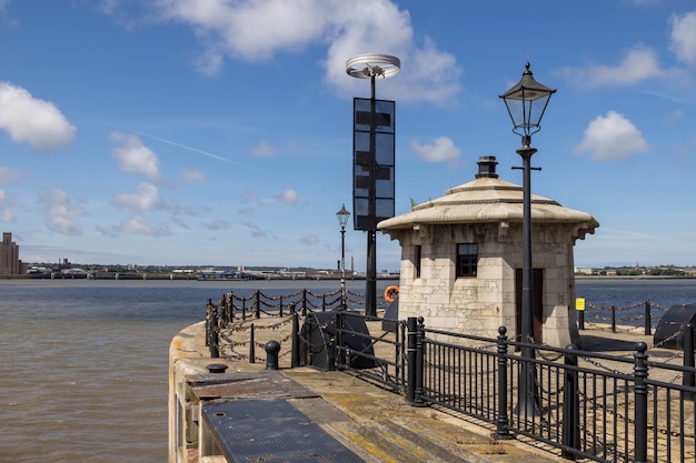 Piccolo edificio sul lungomare di Liverpool, in Inghilterra