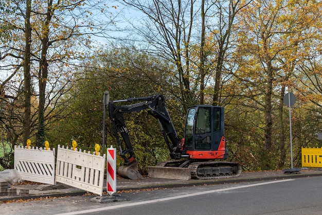 Piccolo escavatore si trova sul lato della strada