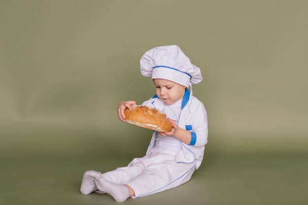 Piccolo fornello sorridente con pane e bagel, isolato su sfondo di studio