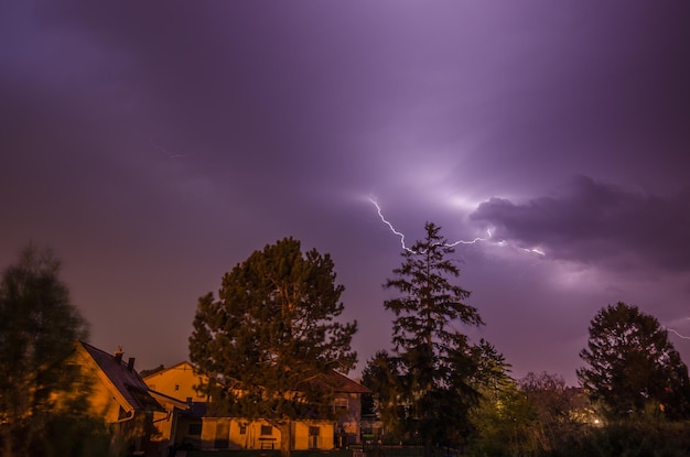 Piccolo fulmine nel villaggio notturno