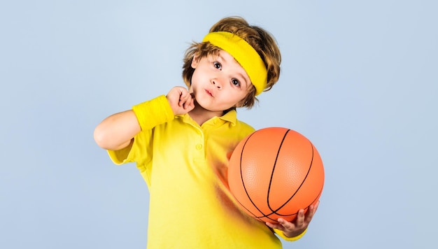 Piccolo giocatore di basket in abbigliamento sportivo con bambini con palla e stile di vita sportivo attivo di giochi sportivi