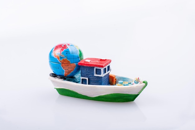 Piccolo globo modello su una barca