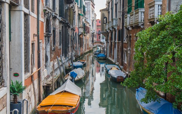 Piccolo grazioso canale con barche a Venezia