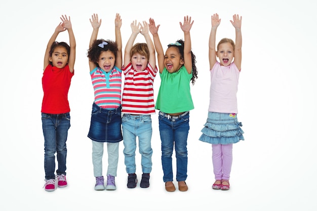 Piccolo gruppo di bambini in piedi con le braccia alzate