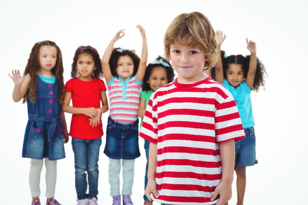 Piccolo gruppo di bambini in piedi insieme