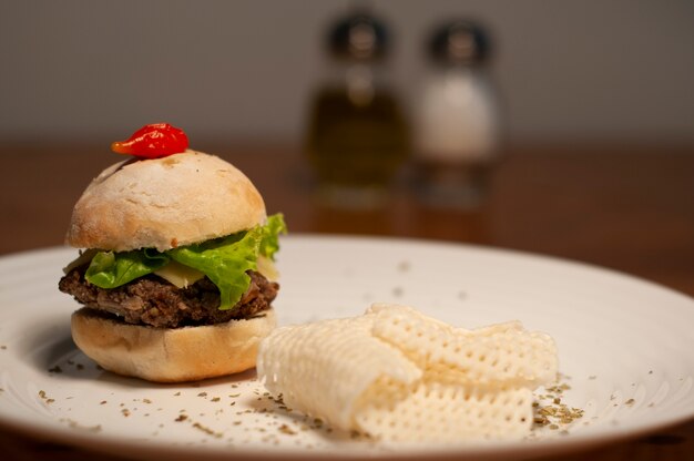 piccolo hamburger gourmet con patatine di soia - patata