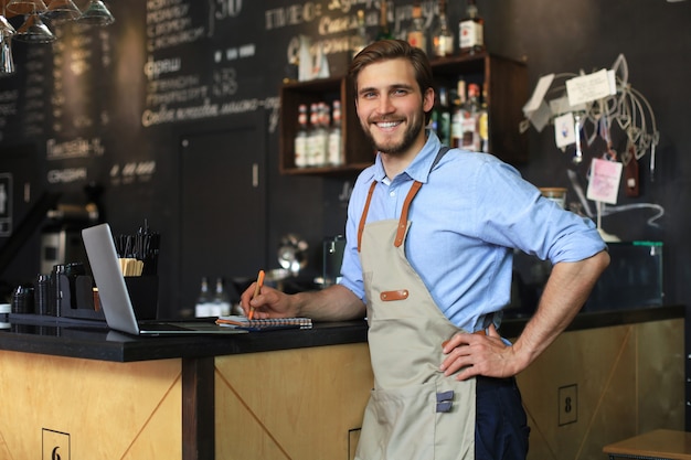 Piccolo imprenditore che lavora al suo caffè.