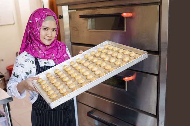 Piccolo imprenditore da forno con la sua pasticceria