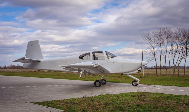 Piccolo jet privato moderno prima del volo sullo sfondo della natura.