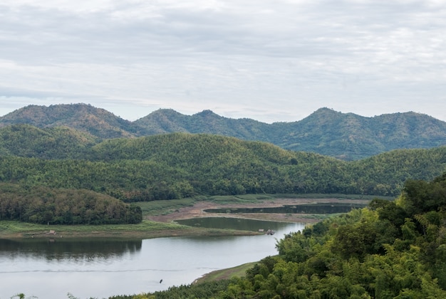 Piccolo lago del bacino idrico.