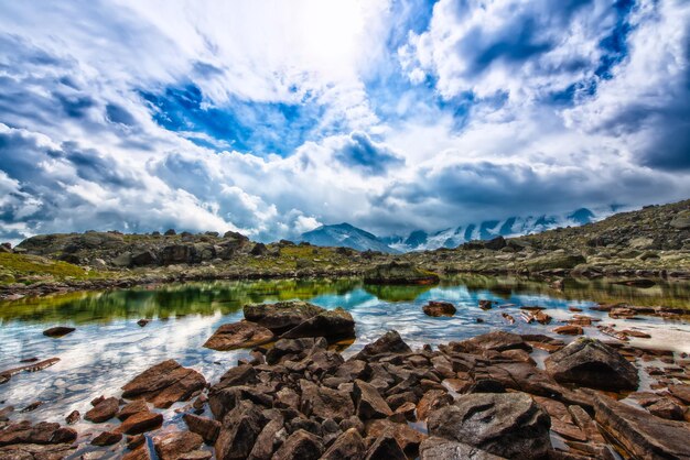 Piccolo lago di alta montagna con trasparente