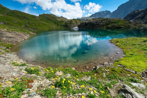 Piccolo lago di alta montagna con trasparente