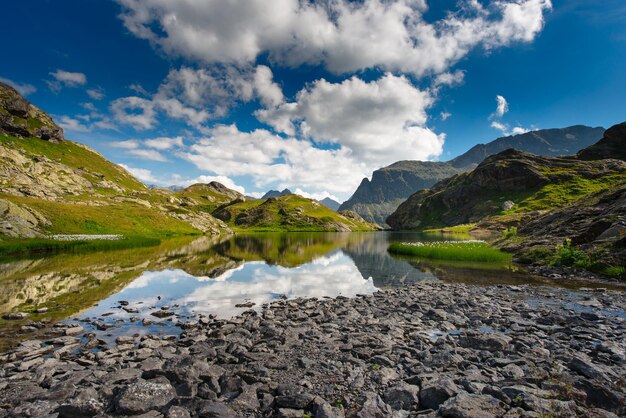 Piccolo lago di alta montagna con trasparente