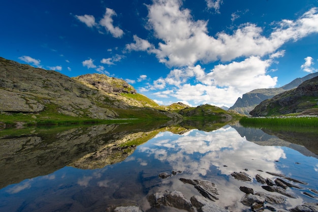 Piccolo lago di alta montagna con trasparente