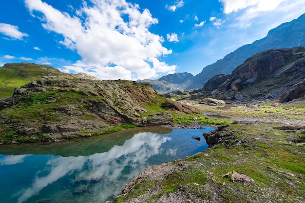 Piccolo lago di alta montagna con trasparente