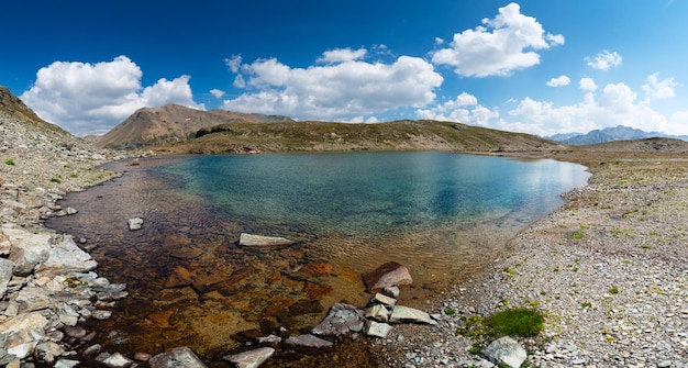 Piccolo lago di montagna