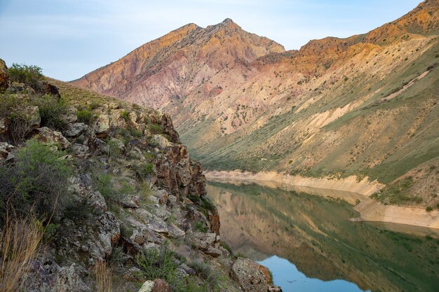 Piccolo lago tra le montagne rosse