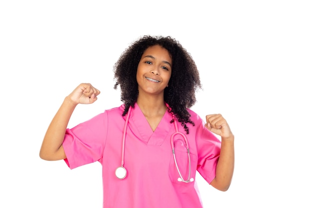 Piccolo medico adorabile con l'uniforme rosa isolata