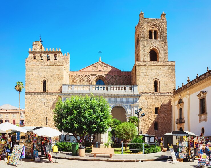 Piccolo mercato di strada al Duomo di Monreale, Sicilia, Italia