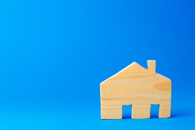 Piccolo modello di casa giocattolo scolpito in legno da vicino