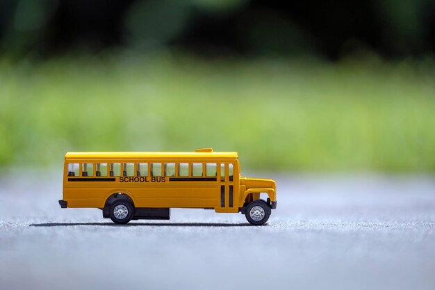 Piccolo modello di scuolabus giallo americano come simbolo dell'istruzione negli Stati Uniti