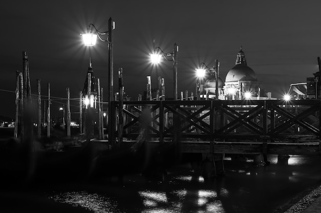 Piccolo molo a Venezia di notte