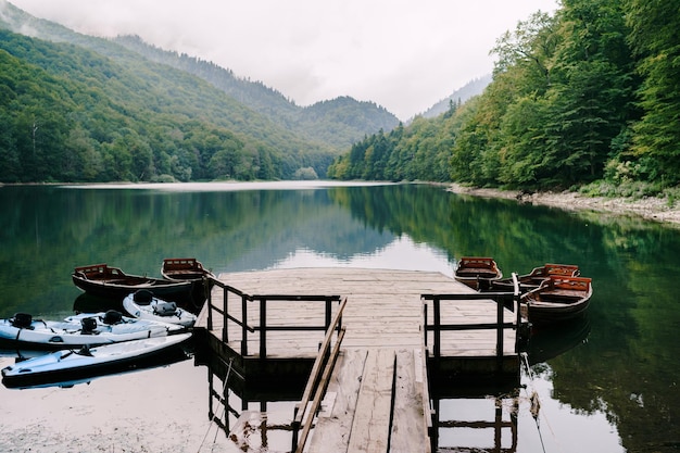 Piccolo molo con barche ormeggiate sul lago nel parco di biogradska gora montenegro