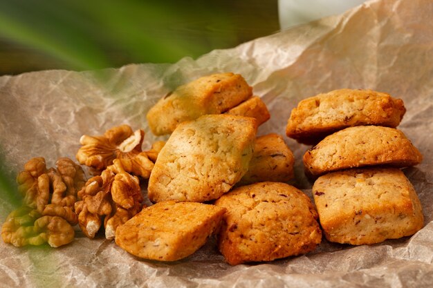 Piccolo mucchio di biscotti al formaggio al forno da vicino