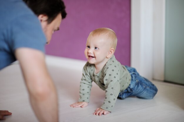 Piccolo neonato che gioca con suo padre a casa