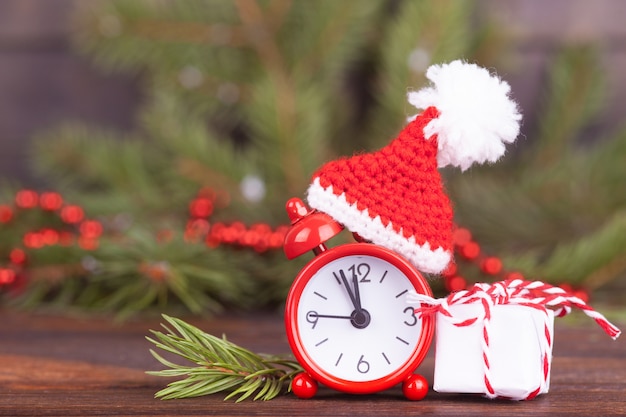 piccolo orologio in un cappello di Natale.